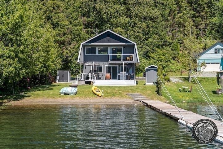 Charming Lakefront Cabin With Kayaks and Sandy Beach on Lake Cavanaugh
