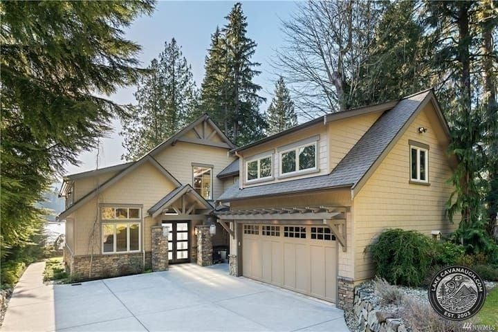 Stunning Craftsman Exterior of Luxury Lake Cavanaugh Lakefront Vacation Rental Estate